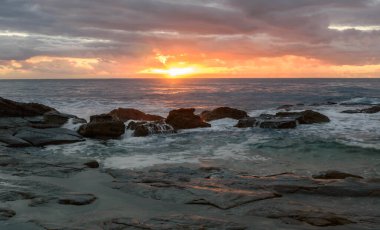 Blue Bay, Central Coast, NSW, Avustralya 'da kayalık gündoğumu deniz manzarası çekildi.