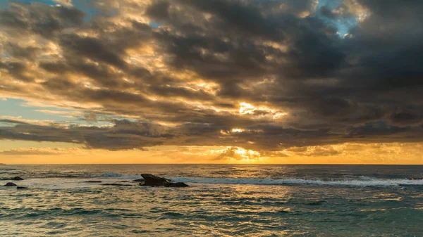 Rotsachtige Zonsopgang Zeegezicht Genomen Bij Blue Bay Central Coast Nsw — Stockfoto