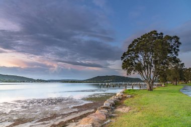 Bay Sunrise Waterscape ile Bulutlar Orta Sahilde Woy Woy Rıhtımında, NSW, Avustralya.