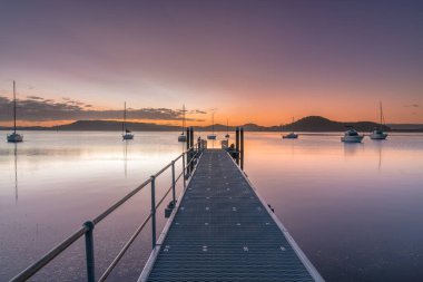 Gündoğumu Waterscape with Boats and Wharf at Koolewong Waterfront on the Central Coast, NSW, Avustralya.