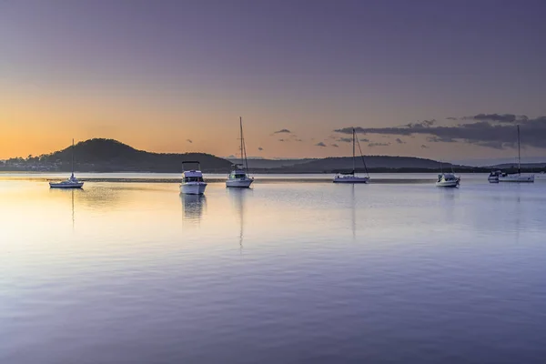 オーストラリア ニューサウスウェールズ州の中央海岸のKoolewongウォーターフロントのCouche Parkからの日の出を捉える — ストック写真