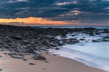 Central Coast, NSW, Avustralya 'da Copacabana' dan deniz kenarında gün doğumu.