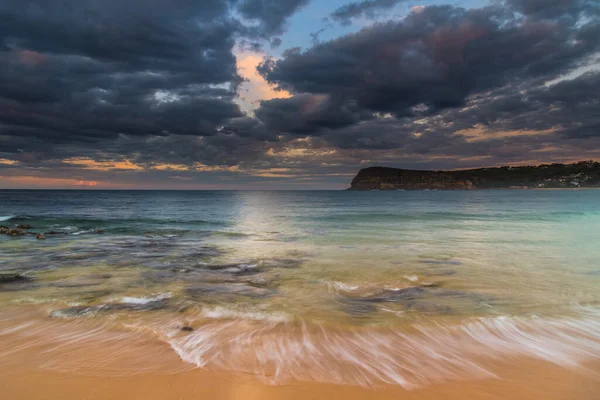 オーストラリア ニューサウスウェールズ州中央海岸のコパカバーナからの海辺の日の出 — ストック写真