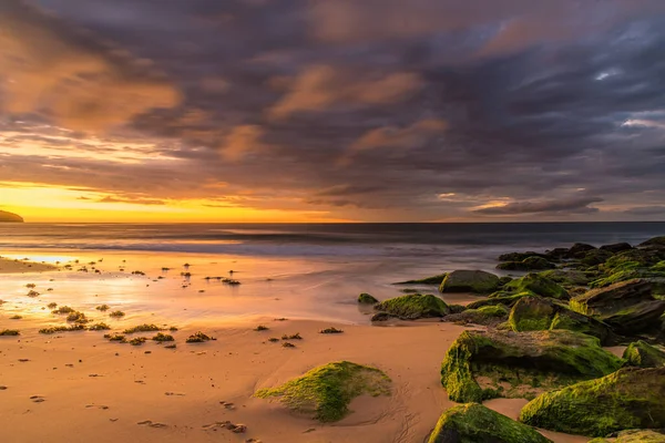 Πρωινή Θαλασσογραφία Σύννεφα Και Πράσινες Πέτρες Mossy Από Killcare Beach — Φωτογραφία Αρχείου