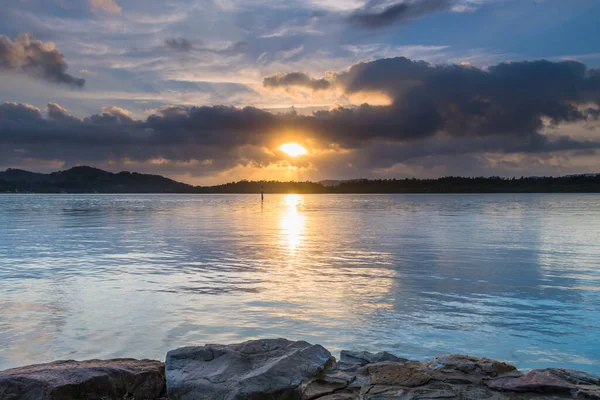 Водоем Equinox Sunrise Waterhouse Уой Уой Центральном Побережье Новый Южный — стоковое фото