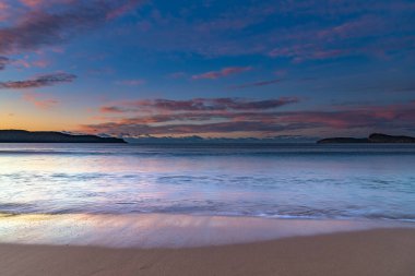 Hafif Bulut ve Nazik Denizler, Umina Sahili 'nde Gündoğumu, NSW, Avustralya.