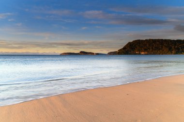 Hafif Bulut ve Nazik Denizler, Umina Sahili 'nde Gündoğumu, NSW, Avustralya.