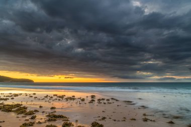Hafif Bulut, Güneş Patlaması ve Yumuşak Denizler, Orta Sahildeki Umina Sahili 'nde Gündoğumu, NSW, Avustralya.