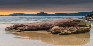 Bulut örtüsü, Umina Point 'ten Umina Sahili' ne, NSW, Avustralya 'ya kadar uzandı..