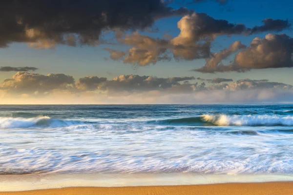 Sunrise Seascape Con Olas Nubes Killcare Beach Costa Central Nsw — Foto de Stock