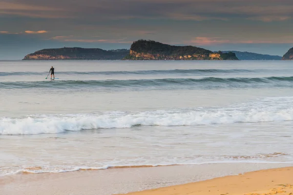 オーストラリア ニューサウスウェールズ州中央海岸のUmina Beachからのパステル日の出の海 — ストック写真
