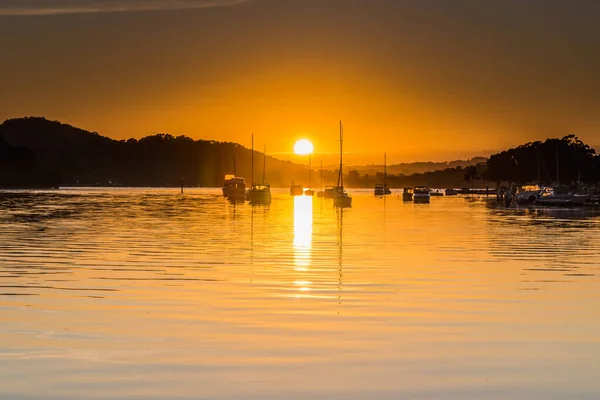 Goldener Sonnenaufgang Mit Sonne Und Booten Woy Woy Waterfront Der — Stockfoto