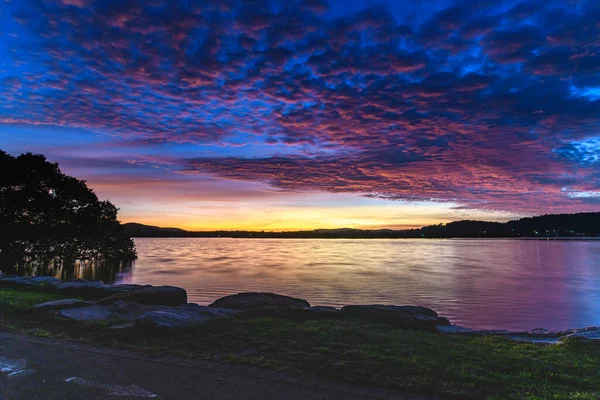 澳大利亚新南威尔士州中部海岸沃伊沃伊滨水带云彩的日出水景 — 图库照片