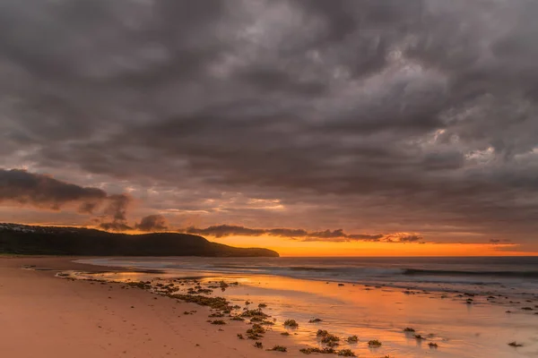 澳大利亚新南威尔士州中部海岸Umina海滩的浅云 太阳暴和柔和海 — 图库照片