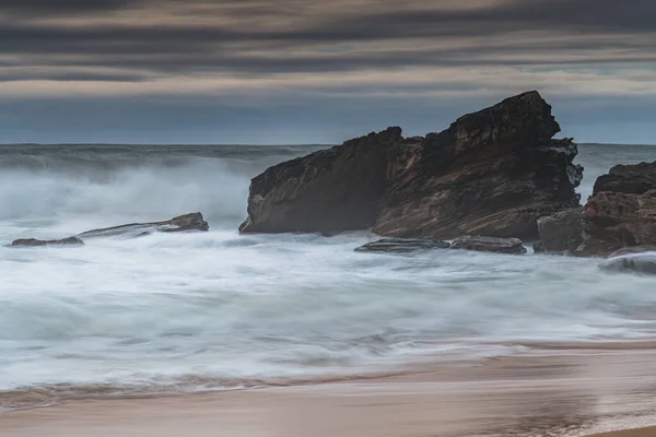 オーストラリア ニューサウスウェールズ州 セントラル コーストのキルケア ビーチからの南スウェル オーバーキャスト サンライズ シースケープ — ストック写真