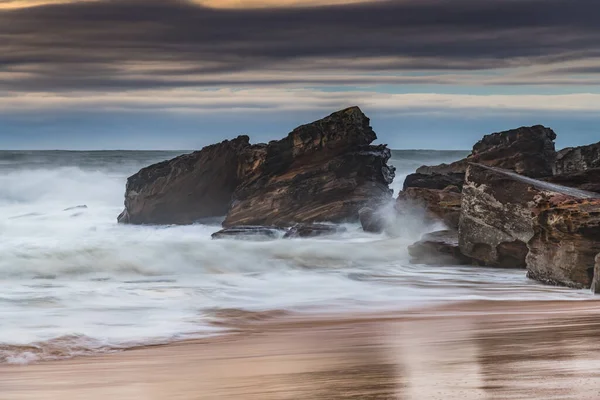 オーストラリア ニューサウスウェールズ州 セントラル コーストのキルケア ビーチからの南スウェル オーバーキャスト サンライズ シースケープ — ストック写真