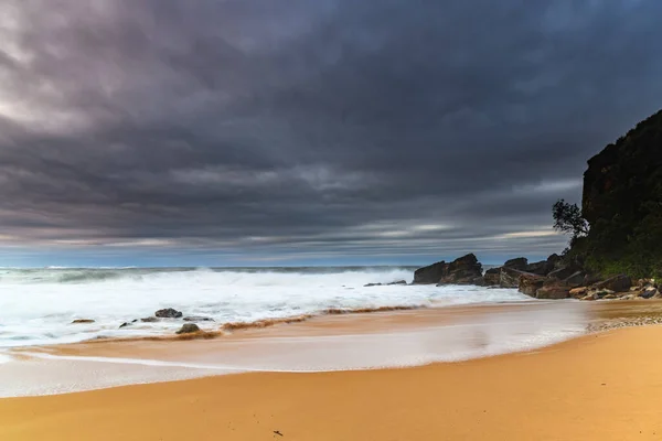 Southerly Swell Overcast Sunrise Seascape Killcare Beach Central Coast Nsw — стокове фото