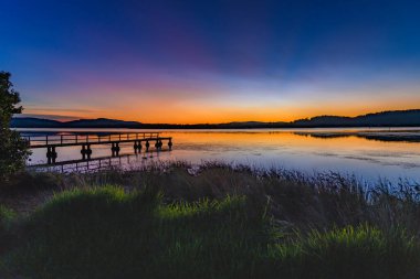 Orta Sahildeki Woy Woy Rıhtımı 'nda Gün Doğumu Şelalesi, NSW, Avustralya.