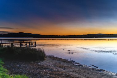 Orta Sahildeki Woy Woy Rıhtımı 'nda Gün Doğumu Şelalesi, NSW, Avustralya.