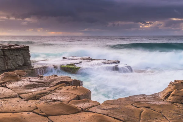 Nublado Amanecer Tessellated Rock Platform North Avoca Beach Costa Central — Foto de Stock