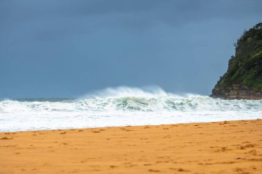 Avoca Sahili 'nde bulutlu bir sabahta güneydeki dalgalar nedeniyle büyük dalgalar