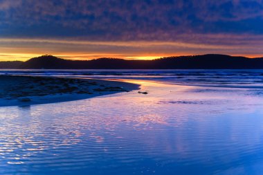 Renkli bulut örtüsü Umina Point 'ten Umina Sahili' ne, NSW, Avustralya 'ya kadar uzandı..