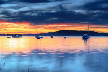 Merkezi Sahildeki Koolewong Rıhtımı 'ndan Renkli Bulutlar ve Gün Doğumu, NSW, Avustralya.