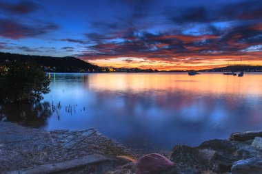 Merkezi Sahildeki Koolewong Rıhtımı 'ndan Renkli Bulutlar ve Gün Doğumu, NSW, Avustralya.