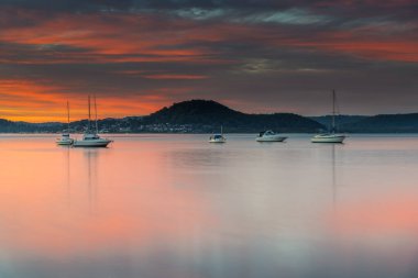 Merkezi Sahildeki Koolewong Rıhtımı 'ndan Renkli Bulutlar ve Gün Doğumu, NSW, Avustralya.
