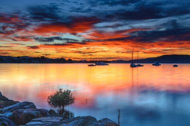 Merkezi Sahildeki Koolewong Rıhtımı 'ndan Renkli Bulutlar ve Gün Doğumu, NSW, Avustralya.