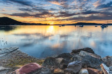 Merkez Sahili, NSW, Avustralya 'daki Koolewong Rıhtımı' ndan Renkli Bulutlar, Yansımalar ve Gün Doğumu.