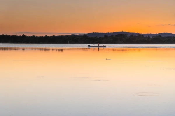 Sunrise Waterscape Silhouette Fishermen Barco Woy Woy Waterfront Costa Central — Foto de Stock