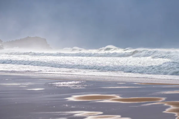 Μεγάλα Κύματα Που Οφείλονται Μια Νότια Φουσκοθαλασσιά Ένα Συννεφιασμένο Πρωινό — Φωτογραφία Αρχείου