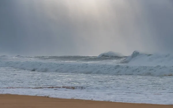 Große Wellen Aufgrund Einer Südlichen Dünung Einem Bewölkten Morgen Strand — Stockfoto