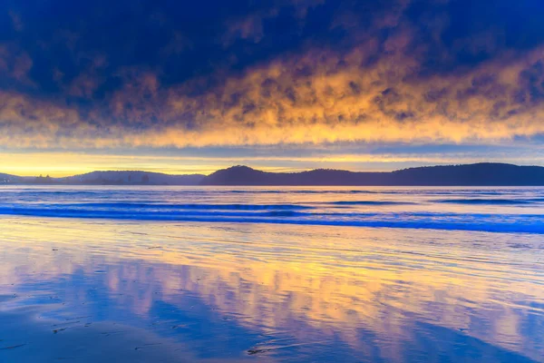 Cloud Covered Sunrise Umina Point Umina Beach Central Coast Nsw — Stock Photo, Image