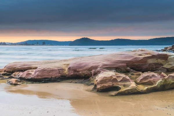 澳大利亚新南威尔士州中部海岸的乌敏娜海滩 五彩斑斓的云彩在日出时分从乌敏娜角伸展开来 — 图库照片