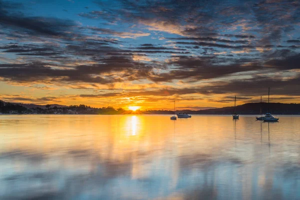 Bunte Wolken Und Sonnenaufgang Von Der Koolewong Waterfront Der Central — Stockfoto