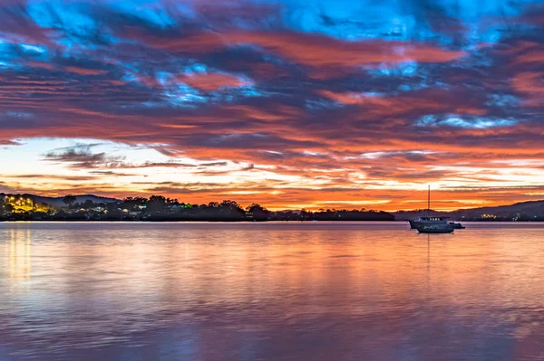 Bunte Wolken Und Sonnenaufgang Von Der Koolewong Waterfront Der Central — Stockfoto