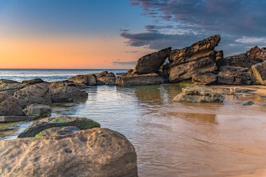 Kayalıklı Sunrise Seascape ve Central Coast, NSW, Avustralya 'daki Killcare Sahili' nden küçük bir köpek..