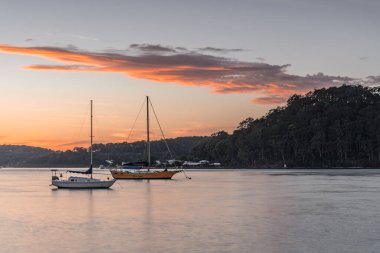 Ettalong Sahili 'ndeki Ettalong Sahili' nden gündoğumu ve botlar, NSW, Avustralya.