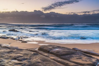 Central Coast, NSW, Avustralya 'daki MacMasters Sahili' nden gün doğumu deniz manzarası..