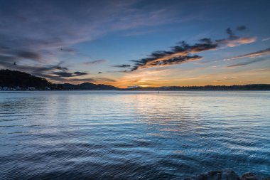 Gündoğumu Waterscape Merkezi Sahilde Woy Woy Rıhtımı, NSW, Avustralya.