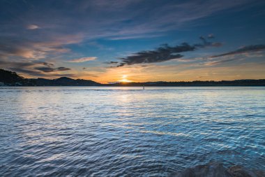 Gündoğumu Waterscape Merkezi Sahilde Woy Woy Rıhtımı, NSW, Avustralya.