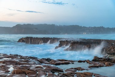 Kuzey Avoca Sahili 'nden Sunrise Seascape. Central Coast, NSW, Avustralya' da rock platofrm..