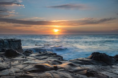 Kuzey Avoca Sahili 'nden Sunrise Seascape. Central Coast, NSW, Avustralya' da rock platofrm..
