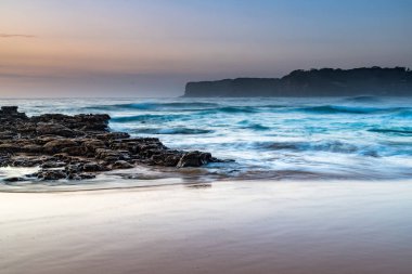 Kuzey Avoca Sahili 'nden Sunrise Seascape. Central Coast, NSW, Avustralya' da rock platofrm..