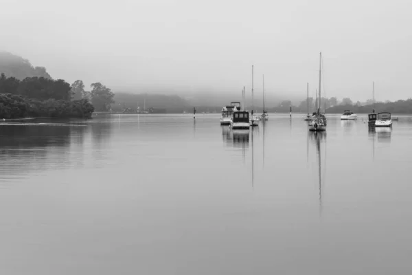 Bewölkte Wasserlandschaft Frühen Morgen Mit Booten Schwarz Und Weiß Woy — Stockfoto