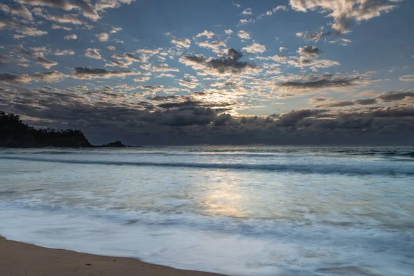 澳大利亚新南威尔士州南海岸Malua湾的云雾日出 — 图库照片