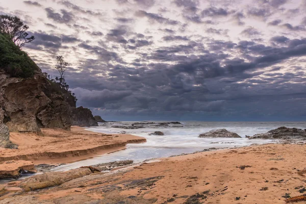 Nublado Amanecer Bahía Malua Costa Sur Nsw Australia Imagen Hdr — Foto de Stock