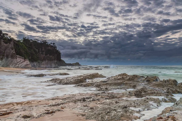 澳大利亚新南威尔士州南海岸的马鲁阿湾 多云的日出 2个图像合并 — 图库照片